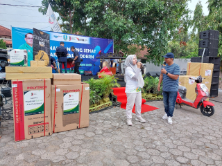 Pegadaian Pamekasan Meriahkan Harjad Jatim ke-79 dengan Senam Sehat dan Bagikan 200 Paket Sembako