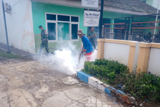 Cegah Berkembangnya Nyamuk, Kodim 0817/Gresik Laksanakan Fogging