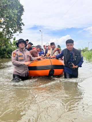 Gerak Cepat, Polres Mojokerto Evakuasi Warga Korban Terdampak Banjir