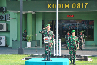 Kasdim 0817/Gresik Pimpin Upacara Bendera Rutin Hari Senin