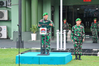 Kodim 0817/Gresik Gelar Upacara Bendera Mingguan untuk Mempertebal Semangat Kebangsaan