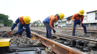 Menjelang Libur Nataru, KAI Daop 8 Surabaya Fokus Perawatan Jalur KA dan Keselamatan Perjalanan