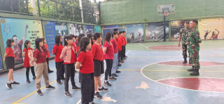 Anggota Koramil 0830/10 Sukolilo Berikan Pelatihan Dasar PBB.