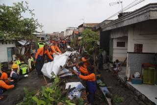 KAI Daop 8 Gelar Bersih-Bersih Lintas Jalur KA