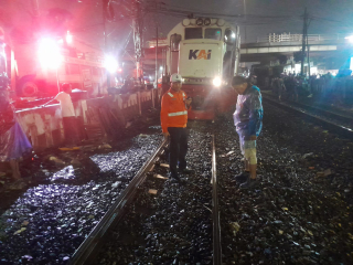 KA Blorasura Hantam Mobil di Jalur Surabaya–Tandes, Evakuasi Berjalan Cepat