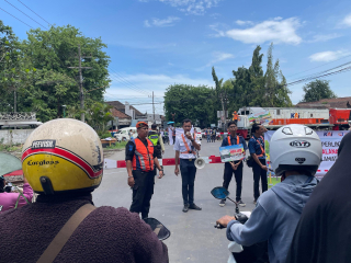 KAI Daop 8 Surabaya Gencarkan Sosialisasi Keselamatan di Perlintasan Sebidang