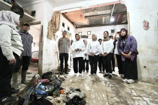 DWP Kemensos Serahkan Bantuan untuk Korban Banjir Bekasi