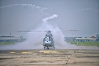 Disambut Water Salute, Helikopter AS565 MBe Panther HS-1302 Resmi Perkuat Wing Udara 2 Puspenerbal Juanda
