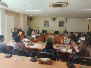 Harapan di Ujung Usia: DPRD Surabaya Mediasi Nasabah Lansia yang Terancam Lelang Rumah