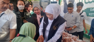 Jaga Harga Pangan Terjangkau, Gubernur Khofifah Turun Langsung Gelar Pasar Murah di Gedangan Sidoarjo