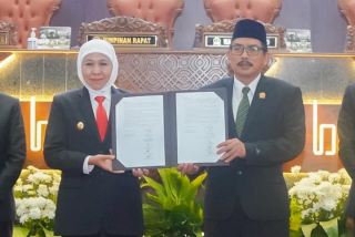 Gubernur Khofifah Bersama Pimpinan DPRD Jatim Sepakati Raperda P-APBD 2025