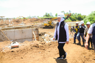 Targetkan 1.046 Ha, Gubernur Khofifah Tinjau Proyek Sungai Tanggul di Jember
