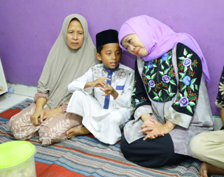 Gubernur Takziah di Jember dan Serahkan Santunan Keluarga Korban Kecelakaan Bus