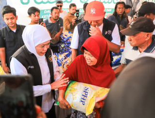 Pasar Murah Ke-115 di Situbondo, Gubernur Khofifah Komitmen Dekatkan Bahan Pokok Terjangkau