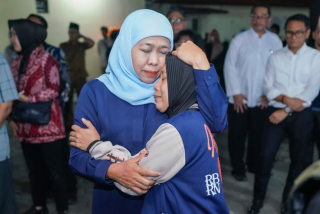 Gubernur Khofifah Dampingi Keluarga Korban Musibah Mushola  Al Khoziny di RS Bhayangkara