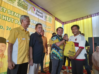 DPD Golkar Sidoarjo Bagikan Paket Sembako Gratis Rayakan HUT ke-61