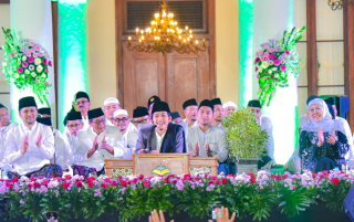 Gubernur Khofifah, Wagub Emil dan Puluhan Ribu Masyarakat Jatim Berdzikir dan  Bersholawat bersama Gus Iqdam di Grahadi