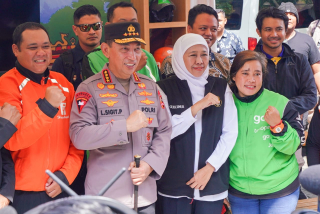Didampingi Kapolri, Gubernur Khofifah Apresiasi Sinergi Jajaran Kepolisian Bersama  Ojol Jaga Kamtibmas di Jawa Timur