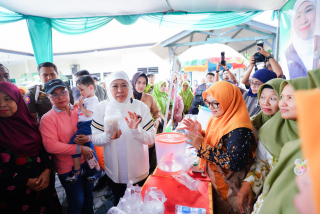 Sembako Murah Jadi Buruan Emak-emak Benowo pada Gelaran Pasar Murah Khofifah