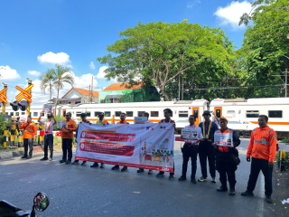 Sosialisasi Keselamatan Perlintasan Kereta Api Turunkan Kecelakaan di Daop 8 Surabaya