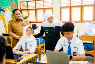Gubernur Khofifah Meninjau SMAN 6 Pastikan Keamanan Pasokan Listrik dan Kestabilan Jaringan Internet