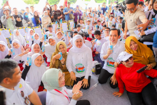 Gubernur Khofifah Minum Susu Bareng Ratusan Siswa SD di Jember, Dorong Pemenuhan Gizi Sejak Dini
