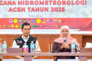 Gubernur Khofifah Serahkan Bantuan Kemanusiaan Jawa Timur Peduli Senilai Rp 3,8 M untuk Korban Bencana Aceh