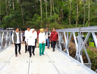 Gubernur Khofifah Pastikan Dua Jembatan di Kecamatan Senduro-Lumajang Selesai Akhir Tahun