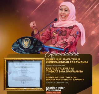 Gubernur Khofifah Terima Penghargaan Katalis Talenta AI SMA/SMK dari ITS Surabaya