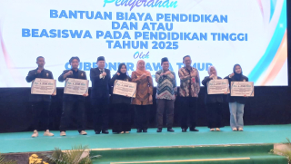 Gubernur Khofifah Serahkan Bantuan Pendidikan Tinggi kepada 141 Mahasiswa