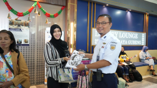 KAI Daop 8 Surabaya Rayakan Hari Ibu dengan Kejutan Spesial bagi Penumpang Perempuan