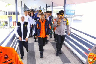 Gubernur Khofifah Bersama Kepala Basarnas Tinjau Kesiapan Angkutan Nataru di ASDP Ketapang