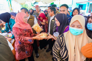 Sapa Ratusan Ibu di Pasar Murah, Khofifah Pastikan Penuhi Kebutuhan Logistik Masyarakat Jelang Nataru