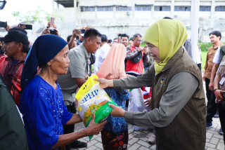 Jaga Daya Beli Warga, Gubernur Khofifah Gelar Pasar Murah di Sumbersari Jember