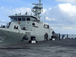 Kodaeral lX Kembali Sambut Kedatangan Dua KRl Merapat di Dermaga Tawiri Kota Ambon