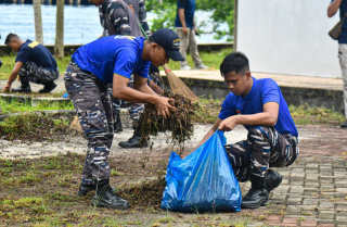 Satgas Operasi Trisila-26 Gelar Karya Bakti Bersih Bersih Rumah Ibadah di Kesatrian Tawiri Kodaeral IX