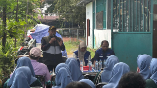 TPS Dorong Replikasi Bank Sampah, Warga Sidotopo Wetan Belajar ke Perak Barat
