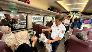 KAI Daop 8 Surabaya Beri Kejutan Spesial di Perjalanan Perdana KA Anggrek