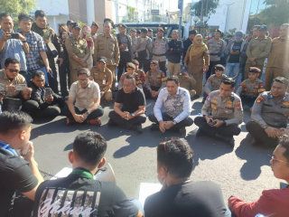 Bahtiyar Rifai Dialog Lesehan dengan Cipayung Plus, DPRD Surabaya Tampung 5 Tuntutan MBG & Pertamax