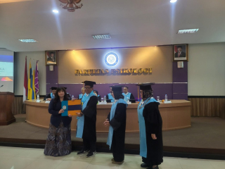 Anggota DPRD Surabaya Raih Gelar Doktor, Disertasi Herlina Harsono Bahas Kepemimpinan & Partai Politik