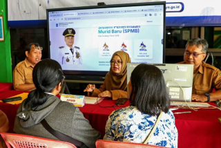 Datang ke Posko SPMB Surabaya! Petugas Dispendik Siap Bantu Verifikasi Data Ortu Hingga 15 Juni