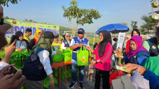TPS Gelar Program DOKAR di Lakarsantri: 200 Paket Pangan Bergizi Hanya Rp2.000