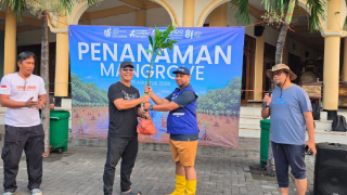 TPS Serahkan 3.000 Bibit Mangrove untuk Rehabilitasi Pesisir Tambak Sarioso