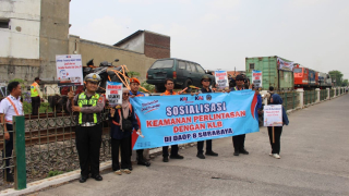 KAI Daop 8 Surabaya Gelar Sosialisasi Keselamatan di Perlintasan Sebidang
