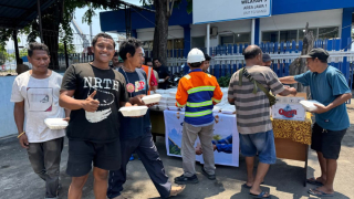 SPPI Tanjung Wangi Gelar Jumat Berkah, Bagikan Makanan untuk Pengemudi Truk Logistik