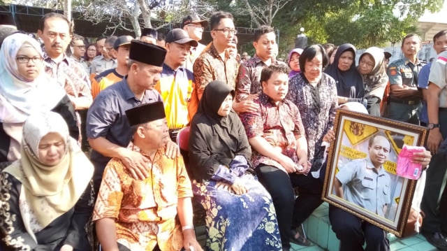 Tangis Keluarga Pecah Saat Melepas Sutopo di Pemakaman
