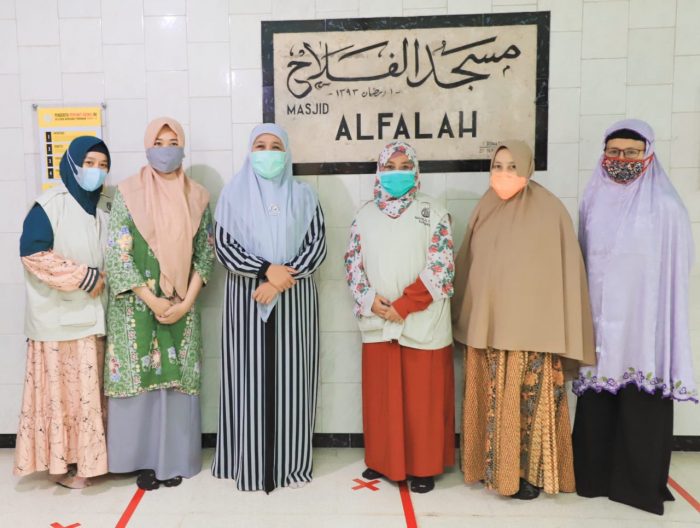Gubernur Khofifah Sholat Tarawih Berjamaah di Masjid Al Falah Surabaya