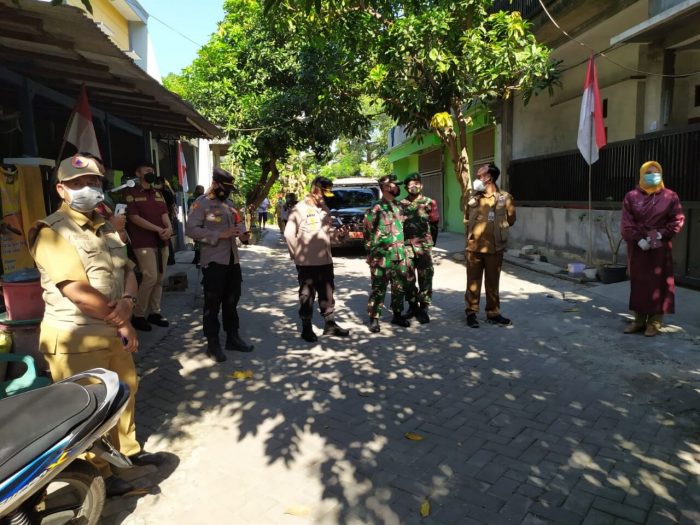 Dandim dan Kapolres Gresik, Pimpin Pemindahan Pasien Isoman Menuju Isoter Gejos