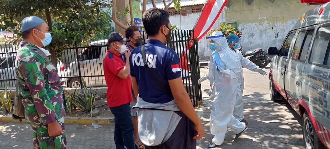Bersama Petugas kesehatan, Serda Muhadi Pemberangkatan Pasien Isoman Ke Isoter Gejos