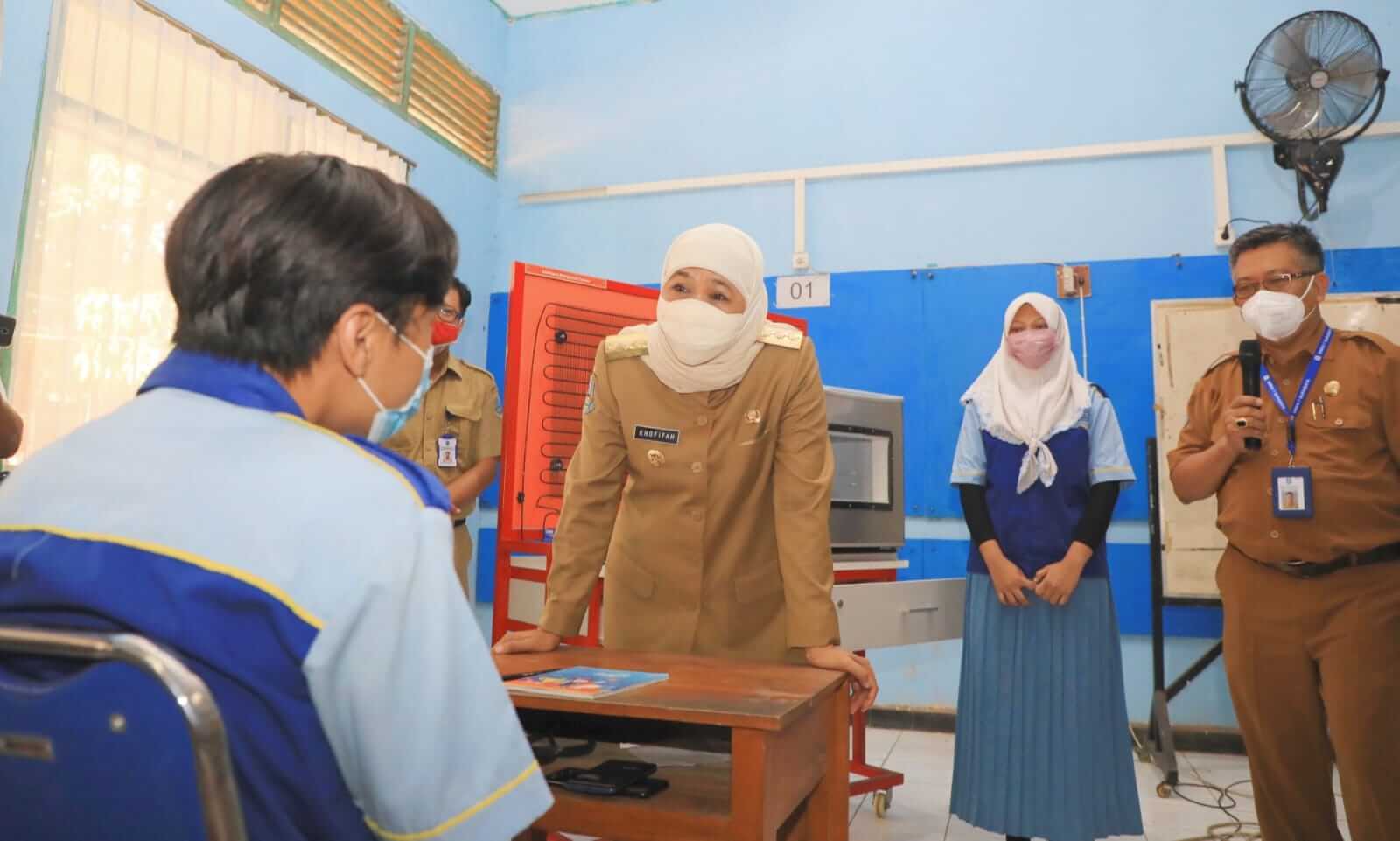 Gubernur Jatim Tinjau Hari Pertama Pelaksanaan PTM di SMKN 7 Surabaya